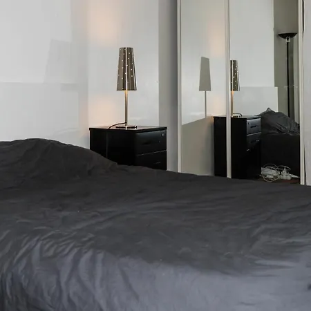 Апартаменты Nice Cozy Apartment A Few Steps From La Defense Курбевуа
